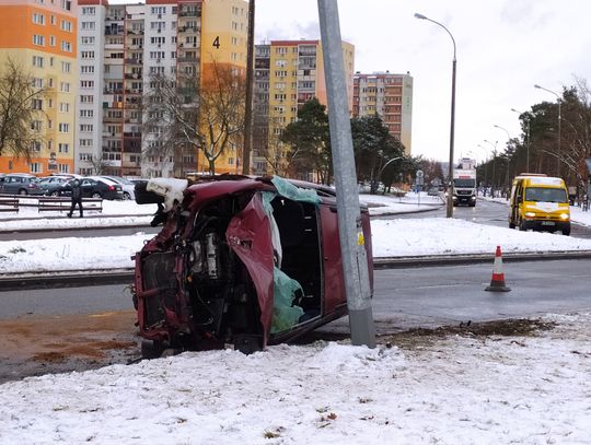 Uciekający przed policją kierowca mitsubishi ściął słup oświetleniowy. Aleja Kazimierza Wielkiego częściowo zablokowana