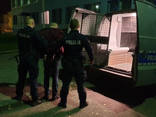 Uciekał przez ogródki, ale nie umknął policji. Był poszukiwany listem gończym