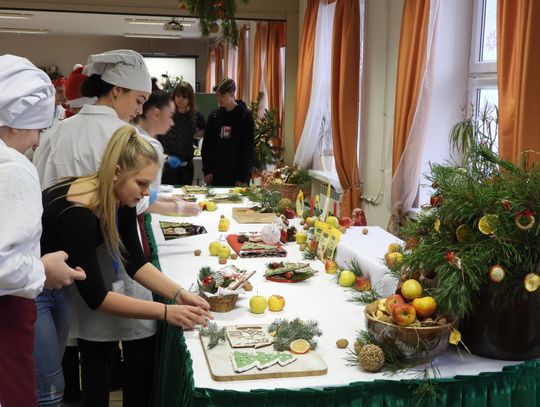 Uczniowie "Chemika" piekli babeczki i dekorowali świąteczne pierniki