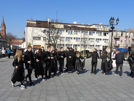 Uczniowie z władzami miasta odtańczą na Starym Rynku poloneza