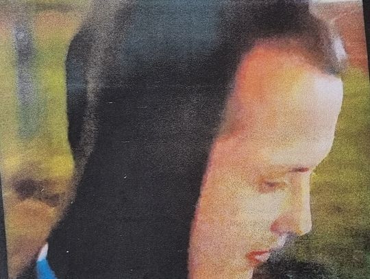 Uderzył 42-latka butelką w twarz. Policja poszukuje mężczyzny ze zdjęcia