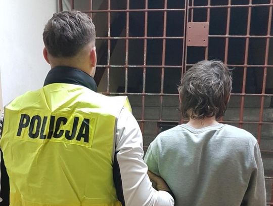 Uderzył sprzedawczynię w twarz, próbował ukraść pieniądze z kasy