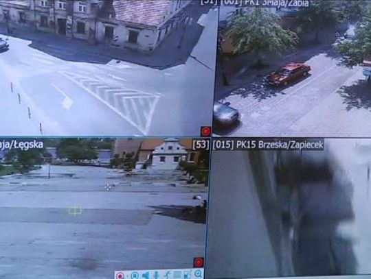 Uderzył w latarnię, słupek, a następnie elewację Starostwa. 19-letni kierowca zatrzymany przez Straż Miejską 