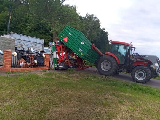 Uderzył w przyczepę i kapliczkę w gm. Osięciny i schował się w lesie. Dlaczego się ukrywał?