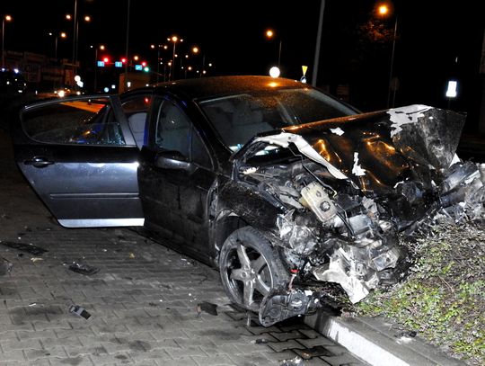 Uderzył w zaparkowanego Citroena, Citroen wbił się w budynek...