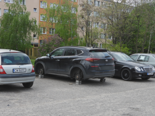 Ukradli koła od trzech aut na ulicy Polnej. Sprawę bada policja