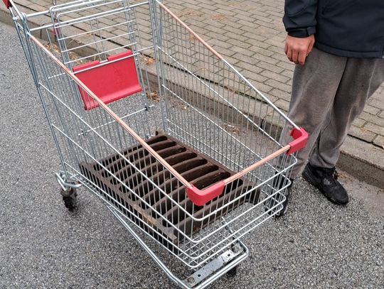 Ukradli kratkę ściekową, łup był duży i ciężki, więc po drodze "dobrali" sobie do niej wózek sklepowy