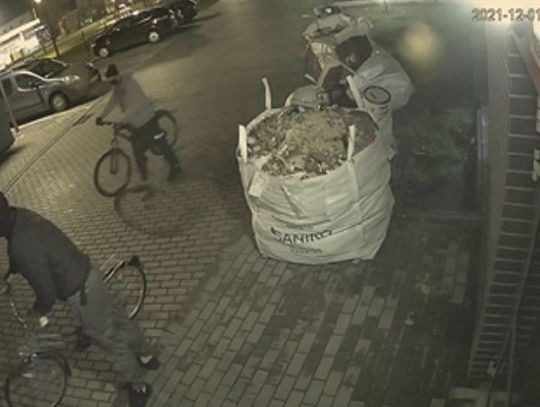 Ukradli z garażu podziemnego rowery i hulajnogę elektryczną. Policja prosi o pomoc