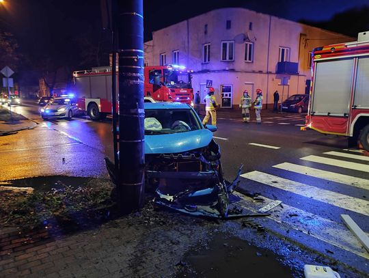 Ul. Kaliska zablokowana dla ruchu pojazdów. Dwie osoby poszkodowane