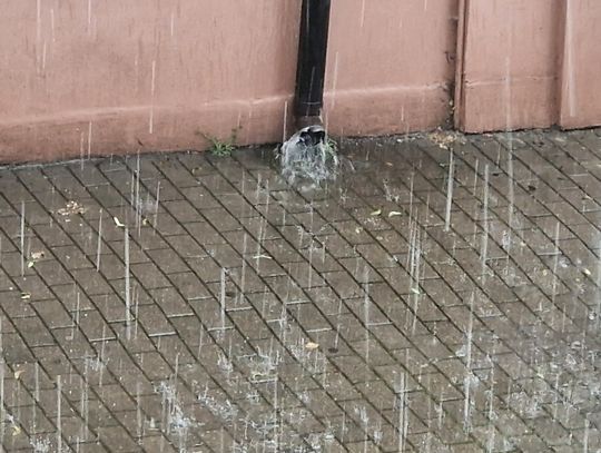 Ulewny deszcz, silny wiatr i przerwy w dostawie energii 