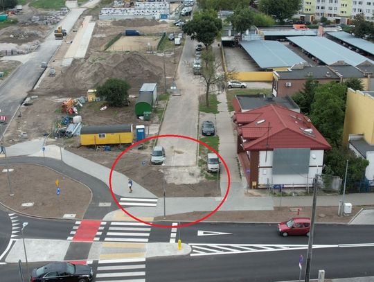 Ulica Broniewskiego zostanie "ślepą uliczką"? Wzdłuż ul. Kaliskiej położono chodnik