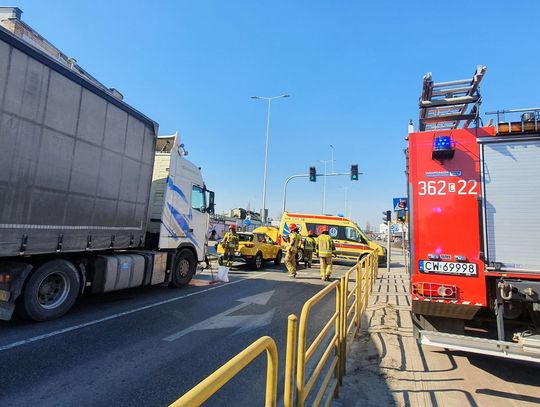 Ulica Okrzei zablokowana. Ciężarówka uderzyła w pojazd osobowy