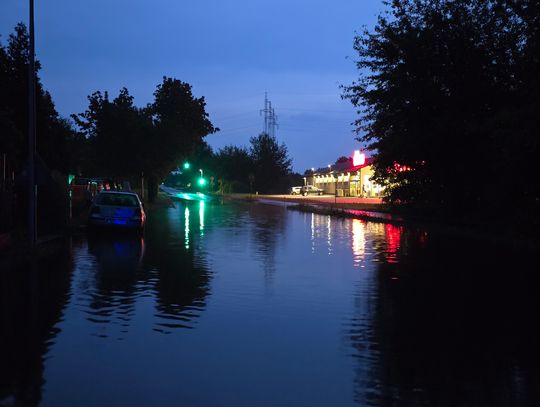 Ulica Płocka nieprzejezdna. Na miejscu działają służby