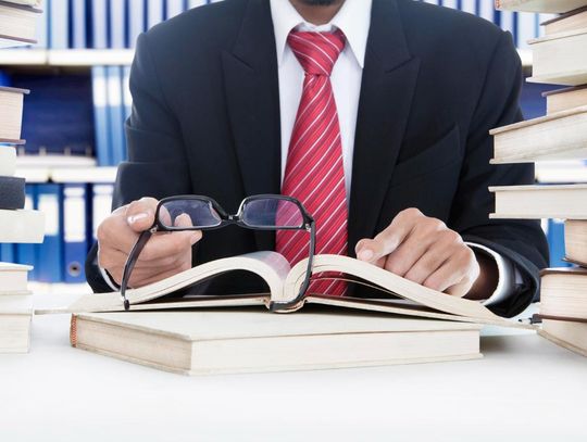 Umowa o przeniesienie praw autorskich: co naprawdę kupujesz, a co nadal należy do wykonawcy?