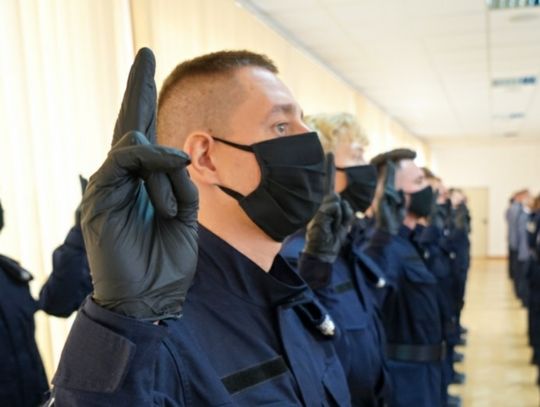 Uroczyste ślubowanie złożyło 33 nowych policjantów. Spośród nich 11 trafi do Komendy Miejskiej Policji we Włocławku