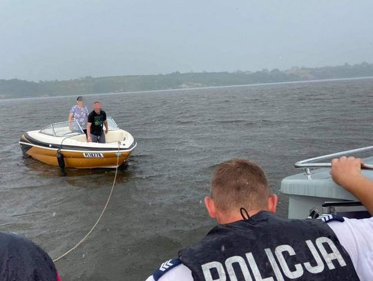 Utknęli na Zalewie Włocławskim. Pomogli policjanci