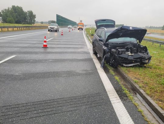 Utrudnienia na autostradzie. Skoda uderzyła w barierki