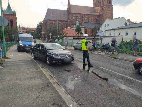 Utrudnienia na moście. Kolizja aut osobowych 