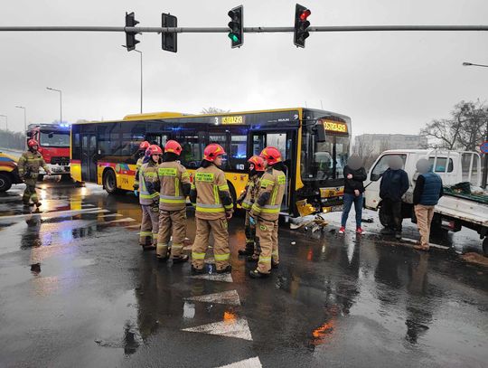Utrudnienia na ulicy Wojskowej. Autobus zderzył się z pojazdem dostawczym