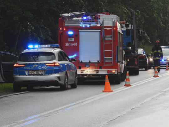 Utrudnienia w ruchu na DK62. Dwa samochody w rowie