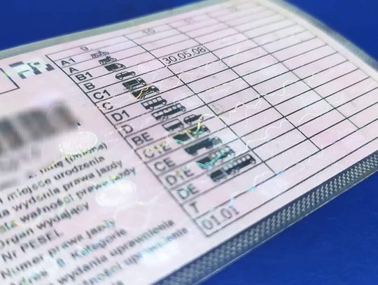 Uwaga kierowcy, wasze prawa jazdy stracą ważność. Koszt ich "aktualizacji" to 100 zł