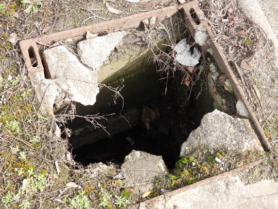 Uwaga na to miejsce! Zapadnięta studzienka przy ul. Wroniej