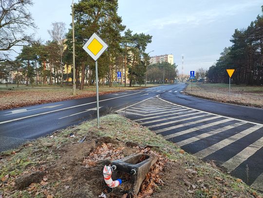 Uwaga na zjeździe z wiaduktu na al. Kazimierza Wielkiego. Zmiana pierwszeństwa