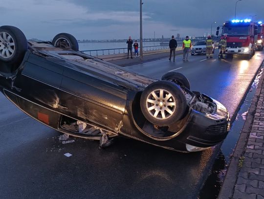 Volkswagen dachował na stopniu wodnym. Droga zablokowana