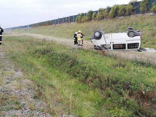 Volkswagen dachował w pobliżu autostrady 