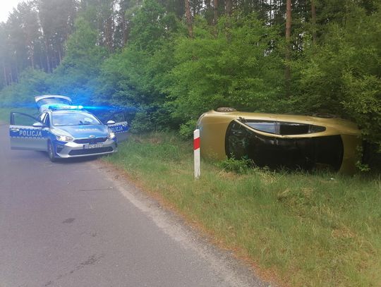 Volkswagen leżał na boku w lesie w pobliżu Kowala. Pojazd był kradziony