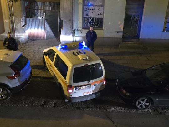 Volvo, którym przyjechał poseł zablokowało wjazd na posesję. Wezwano strażników