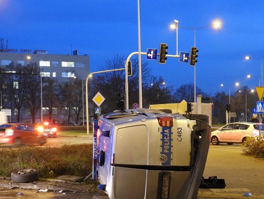W 2018 roku policjanci z Włocławka mieli 32 kolizje, w 2019 - 23. Internauta pyta: "Czy mają czym jeździć?"