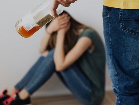 W 2021 zarejestrowano 523 procedury "Niebieskiej karty". Jedną wszczęła oświata, 389 policja, 113 MOPR. Gdzie szukać pomocy?