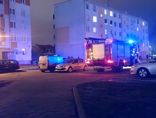 W bloku przy ul. Brackiej ulatniał sie gaz. Na miejscu policja, strażacy i pogotowie gazowe 