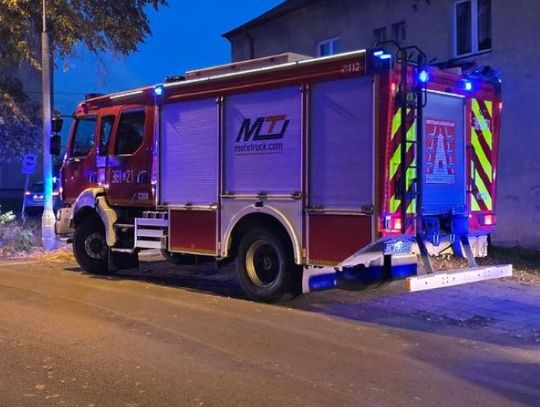 W budynku wielorodzinnym przy ul. Wroniej doszło do pożaru kontenera na śmieci