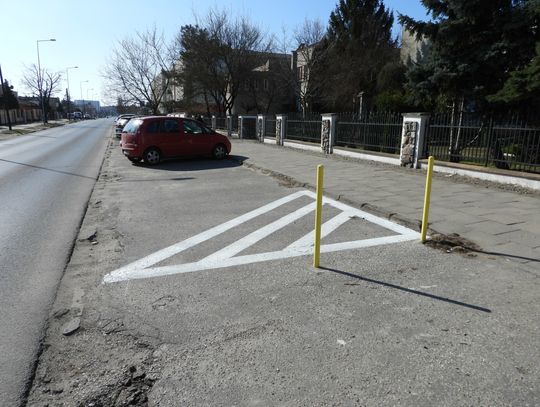 W celu "wymuszenia poprawnego parkowania" powstało nowe oznakowanie na parkingu przy ul. Robotniczej
