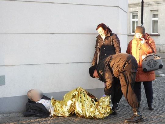 W centrum miasta na mrozie, czekał na pomoc ponad godzinę... Oburzeni mieszkańcy wezwali media