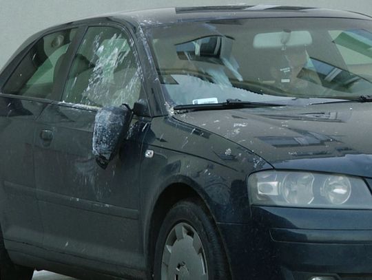 W centrum miasta oberwał się tynk z balkonu i uszkodził auto. Będzie przegląd balkonów!