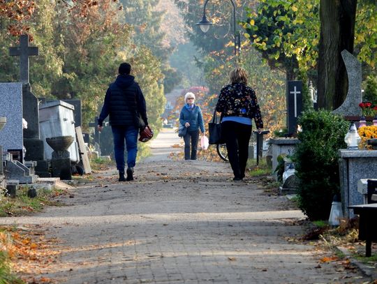 W czasie zbliżających się świąt cmentarze będą dłużej otwarte