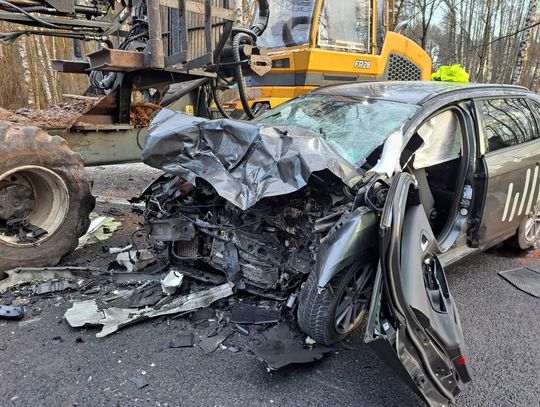 W Dobiegniewie Ford zderzył się z maszyną leśną. Dwie osoby zostały poszkodowane 