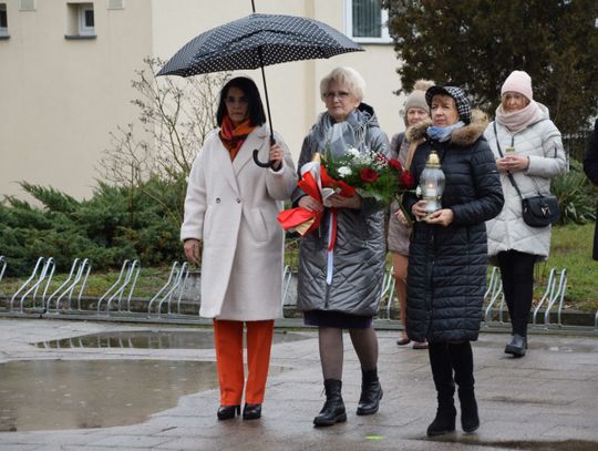 W Dzień Pamięci o Ofiarach Holokaustu konferencja, kwiaty i znicze pod pomnikiem