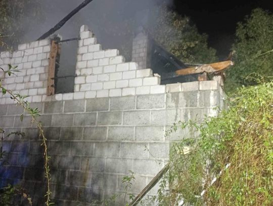 W gm. Choceń spłonął dom. 81-letni właściciel został przewieziony do szpitala