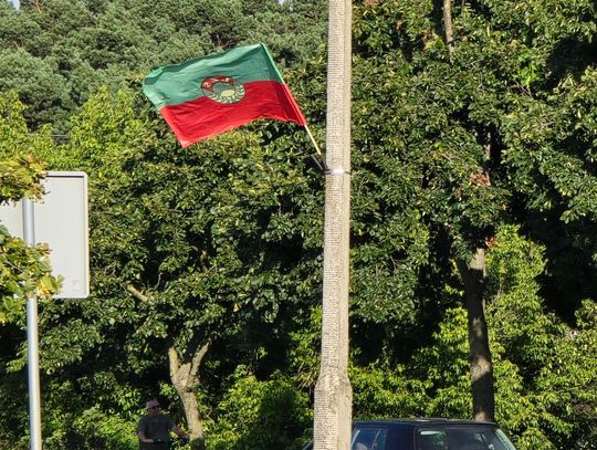 Tajemnicze zielono-czerwone flagi wzdłuż ulic miasta. Wyjaśniamy