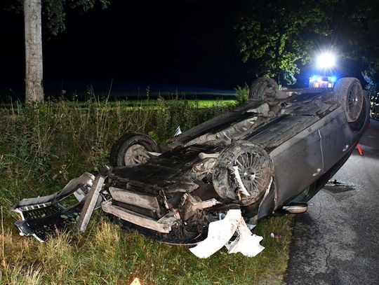 W Połajewie dachowało audi. Trzy osoby, w tym dwóch nastolatków, trafiły do szpitala