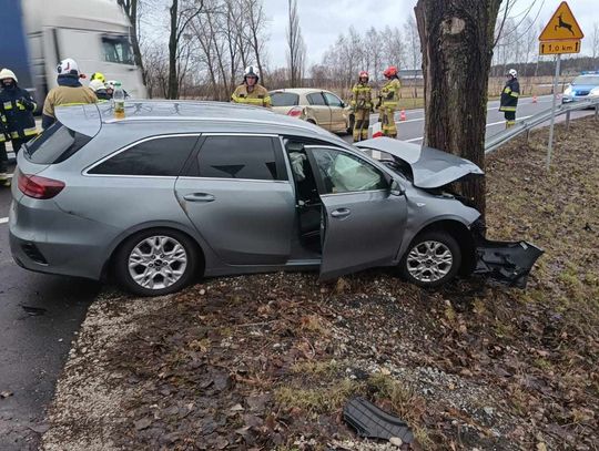 W regionie zderzyły się dwa pojazdy osobowe. Jedna osoba trafiła do szpitala