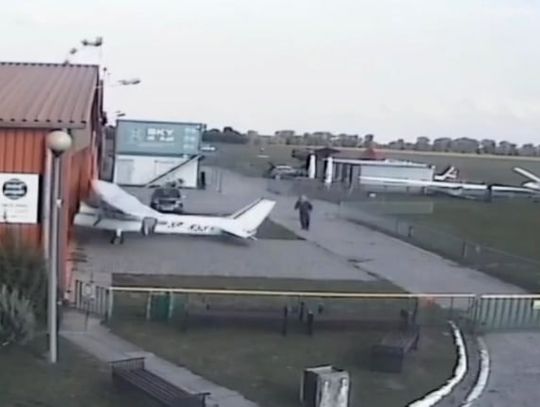W samolocie, który uderzył w hangar na lotnisku w Kruszynie była 9-letnia dziewczynka