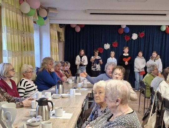 „Nie wstydź się błyszczeć, bądź zauważonym”. Akcja dla seniorów we Włocławku