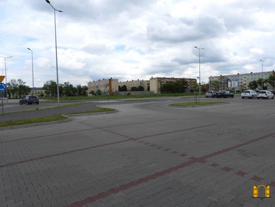 W środku nocy kręcą "bączki" na parkingu Parku Kujawia. Czy zarządca interweniuje?