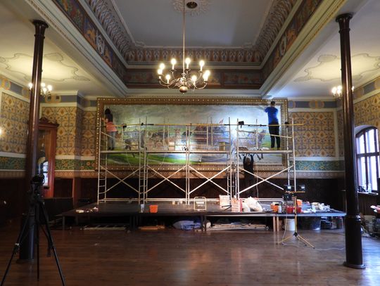 W Starej Remizie trwa konserwacja ponad 100-letniego malowidła ściennego "Wyjazd do pożaru" 