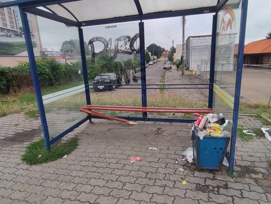 Wandal uszkodził przystanek przy ul. Wroniej. Koszt naprawy to około 950 zł